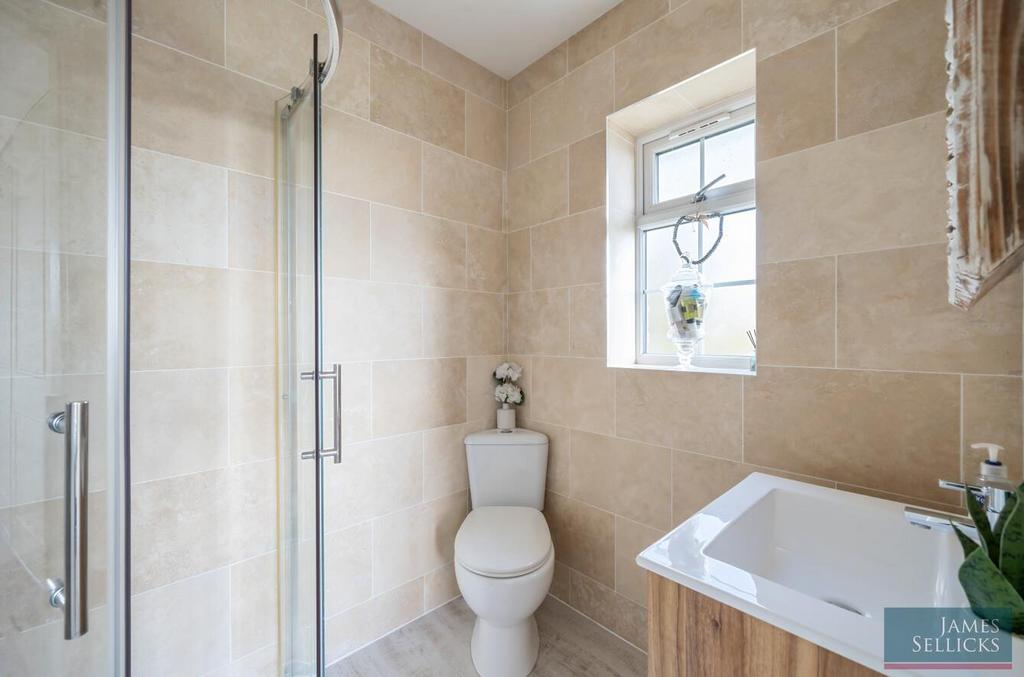 Master ensuite shower room