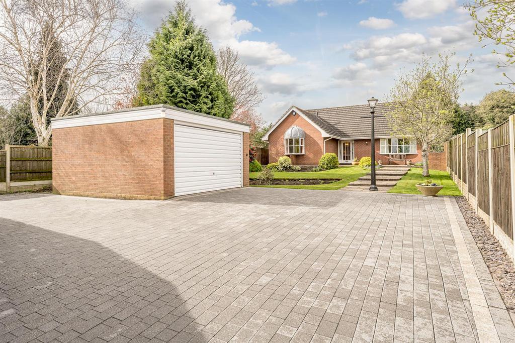 Wood Street, Wollaston, DY8 4NN 3 bed detached bungalow for sale - £500,000