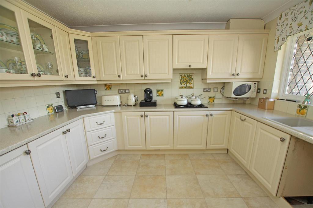 Kitchen a.jpg