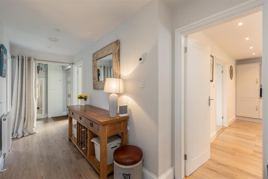 Farmanby Close 61 Hallway-1.jpg