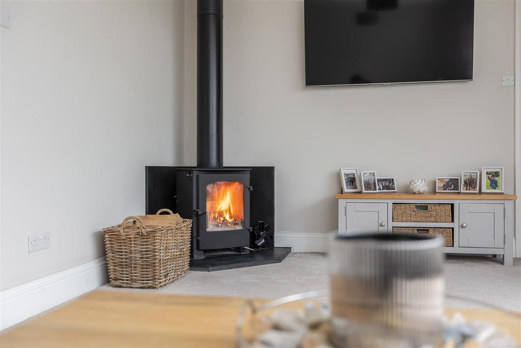 Farmanby Close 61 Sitting Room-3.jpg