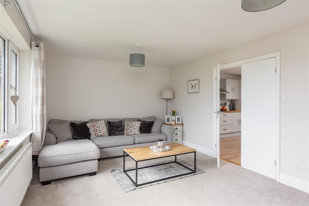 Farmanby Close 61 Sitting Room-2.jpg