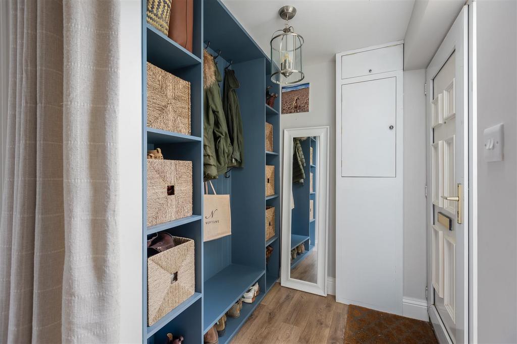 Farmanby Close 61 Hallway-2.jpg
