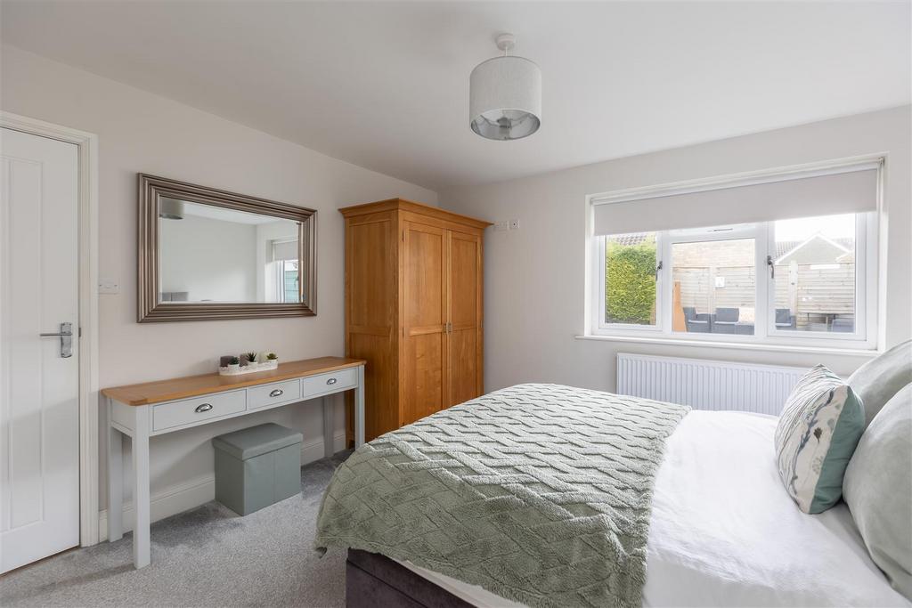 Farmanby Close 61 Bedroom 1-2.jpg