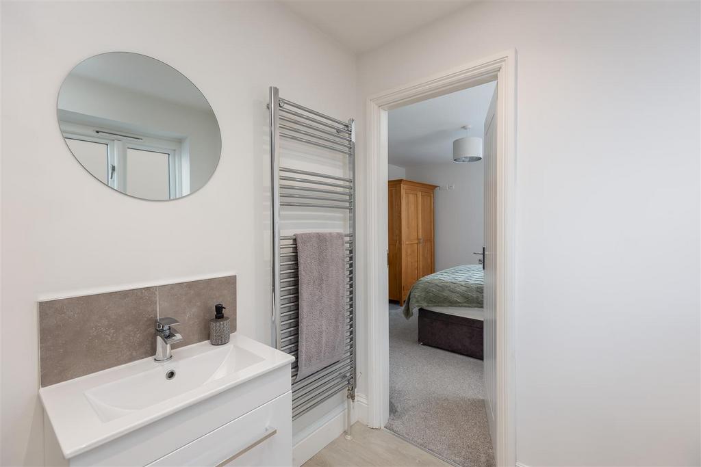 Farmanby Close 61 Bedroom 1-5.jpg
