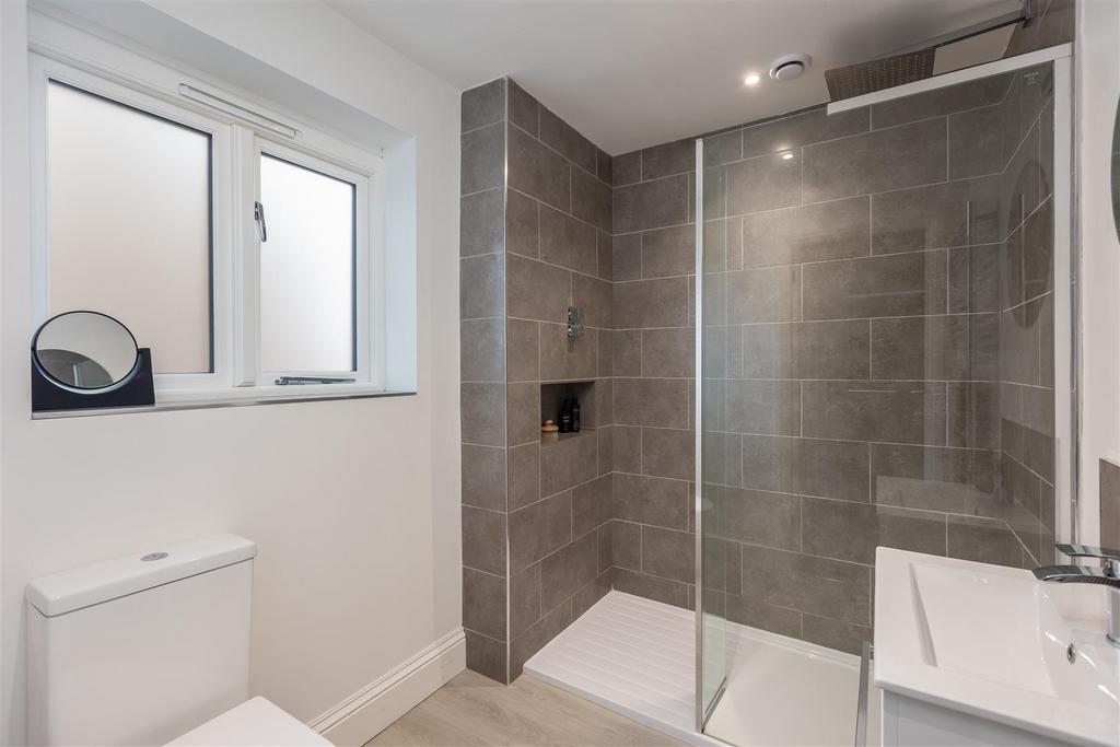Farmanby Close 61 Bedroom 1-4.jpg