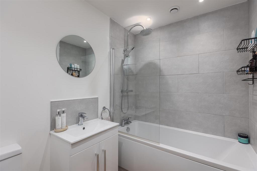 Farmanby Close 61 Bathroom.jpg