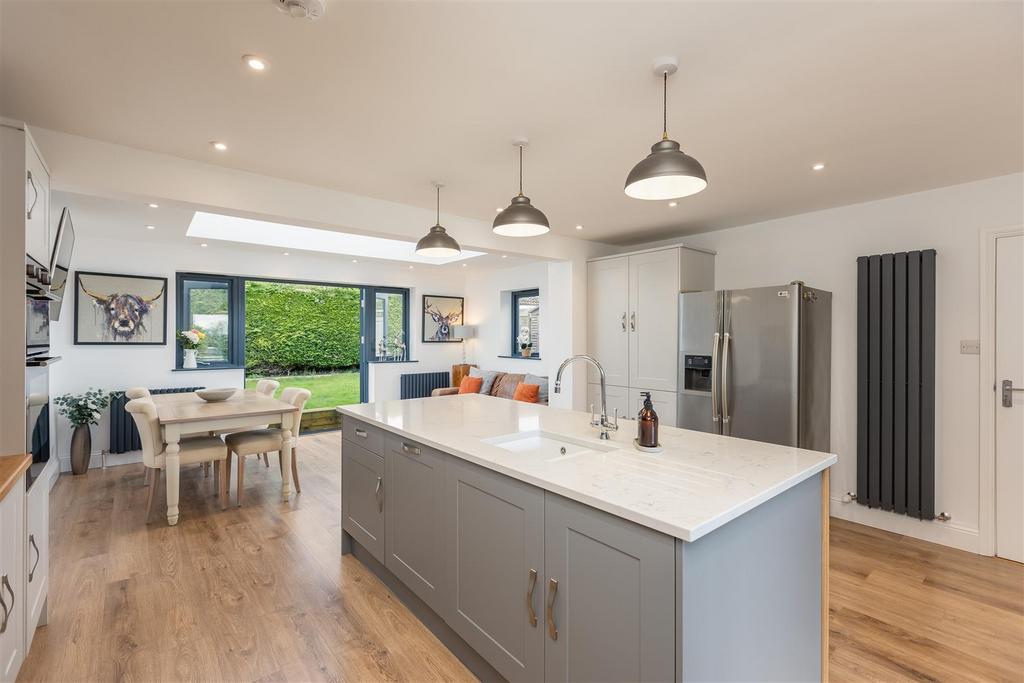 Farmanby Close 61 Kitchen-8.jpg