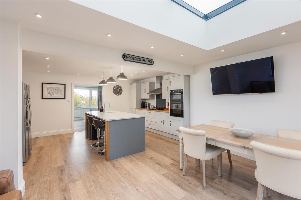 Farmanby Close 61 Kitchen-7.jpg