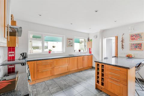 5 bedroom detached house for sale, Greenways, Walton On The Hill