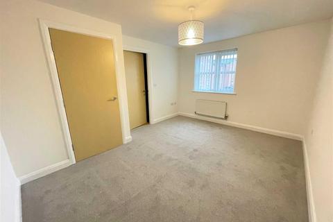 2 bedroom flat to rent, Lawnhurst Avenue, Manchester