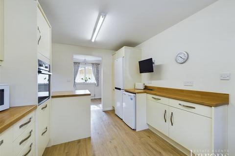 2 bedroom detached bungalow for sale, Brickfields Close, Basingstoke RG24