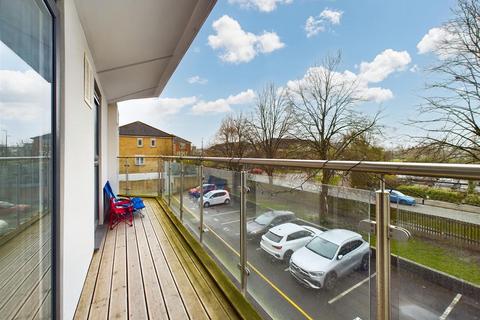 2 bedroom flat for sale, Russell Way, Crawley RH10