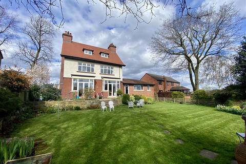 5 bedroom detached house for sale, St Marys Walk. Mirfield