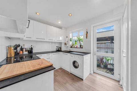 21 Amblecote Meadows, London, SE12 9TA