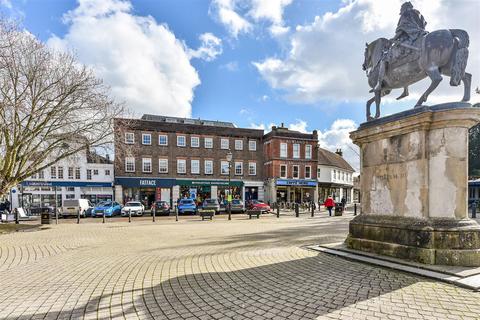 3 bedroom flat for sale, King Williams Gate, The Square, Petersfield