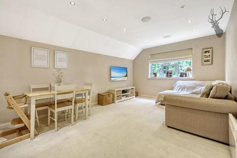 2 bedroom flat for sale, Retreat Way, Chigwell