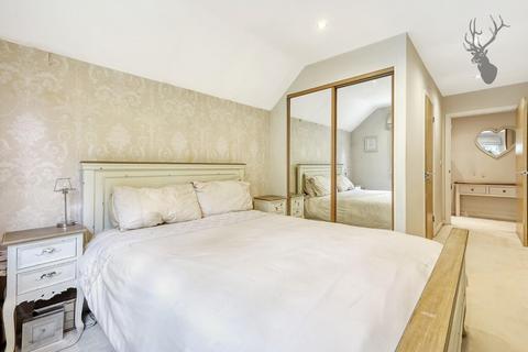 26 Retreat Way, Chigwell, IG7 6EL