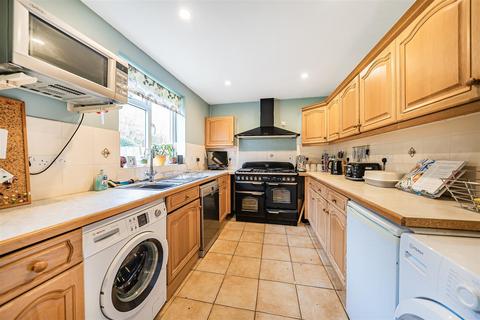 11 Chiltlee Close, Liphook, GU30 7BP