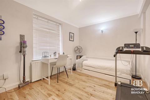 4 bedroom end of terrace house for sale, Woodward Road, Becontree