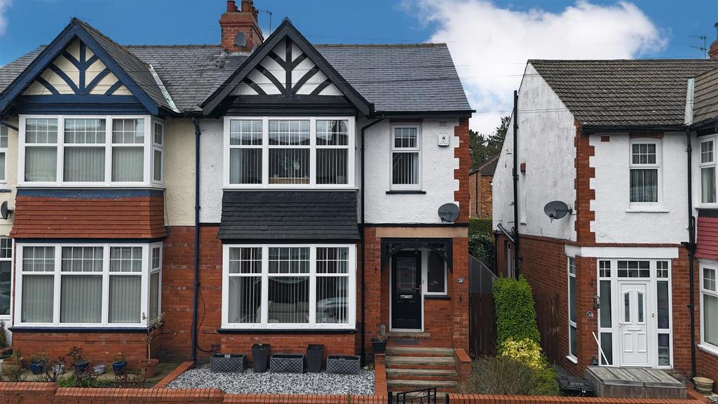 Oakville Avenue, Scarborough 4 bed semidetached house £260,000