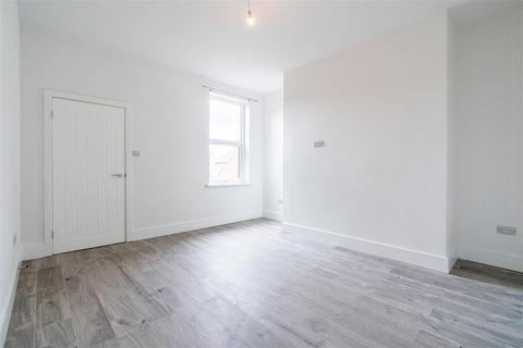 3 bedroom flat to rent, Lansdowne Road, Longbenton, NE12