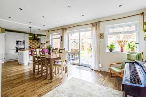 5 Clare Crescent, Leatherhead, KT22 7RF