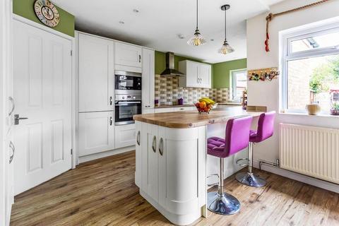 5 Clare Crescent, Leatherhead, KT22 7RF