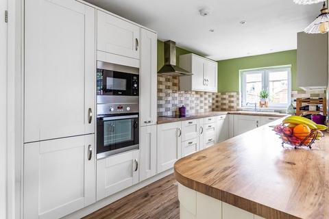 5 Clare Crescent, Leatherhead, KT22 7RF