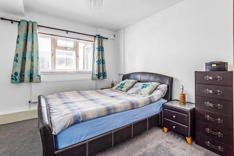 5 Clare Crescent, Leatherhead, KT22 7RF