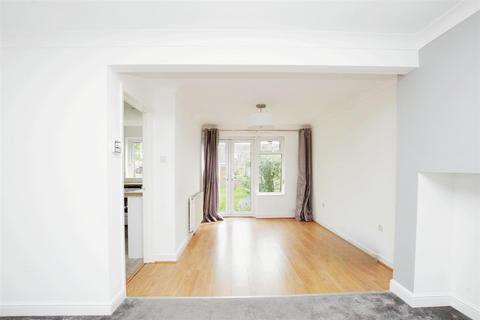 3 bedroom semi-detached house to rent, Glevum Road, Swindon SN3