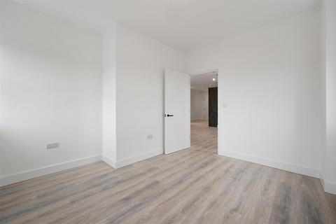 2 bedroom flat to rent, The Grove, Berkshire, Slough