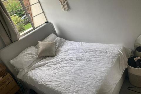 3 bedroom house to rent, Greenway Close, London