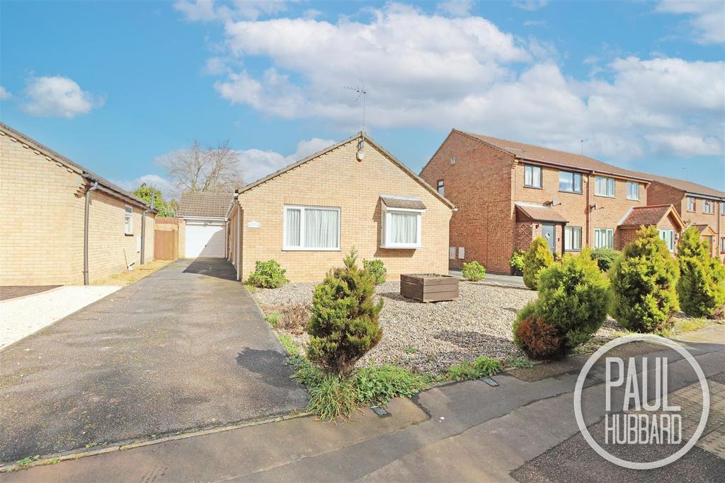 Dunston Drive, Oulton Broad, NR32 2 bed detached bungalow for sale £
