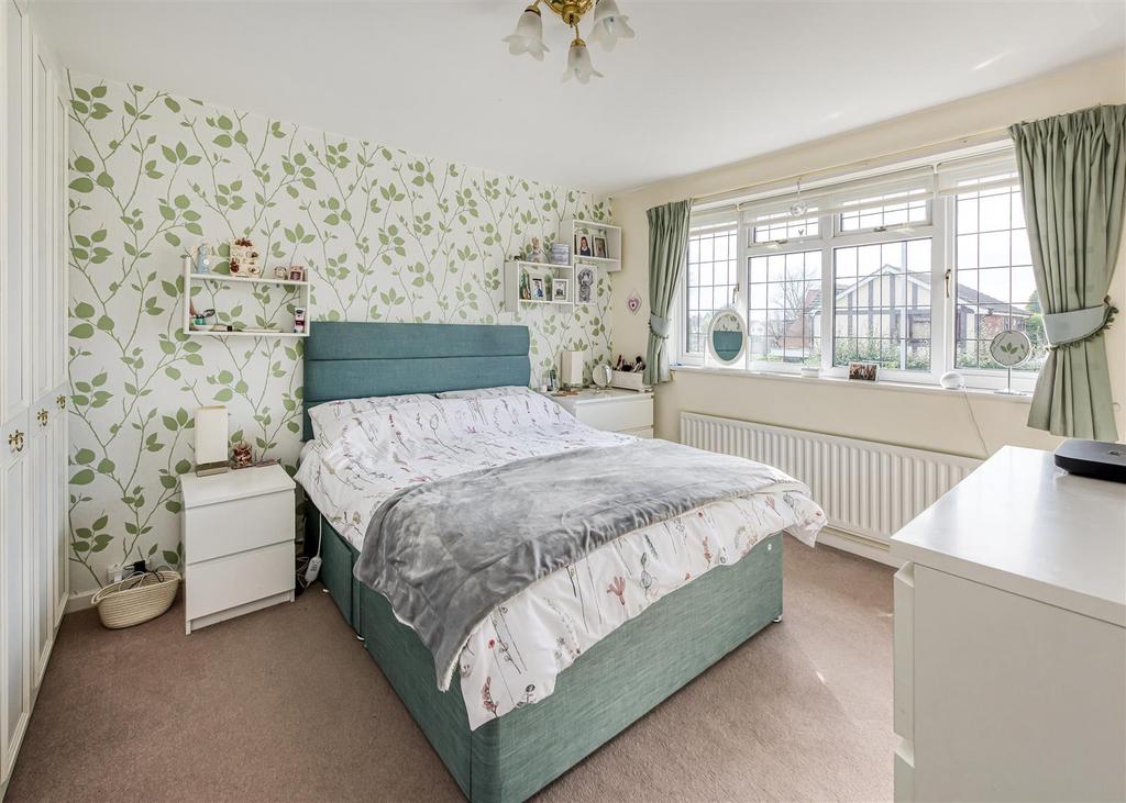 4 Rivendell Gardens-bed2.jpg