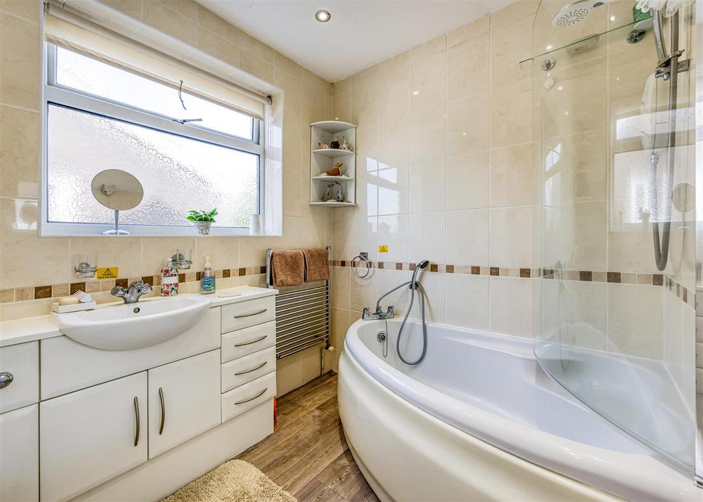 4 Rivendell Gardens-bathroom.jpg