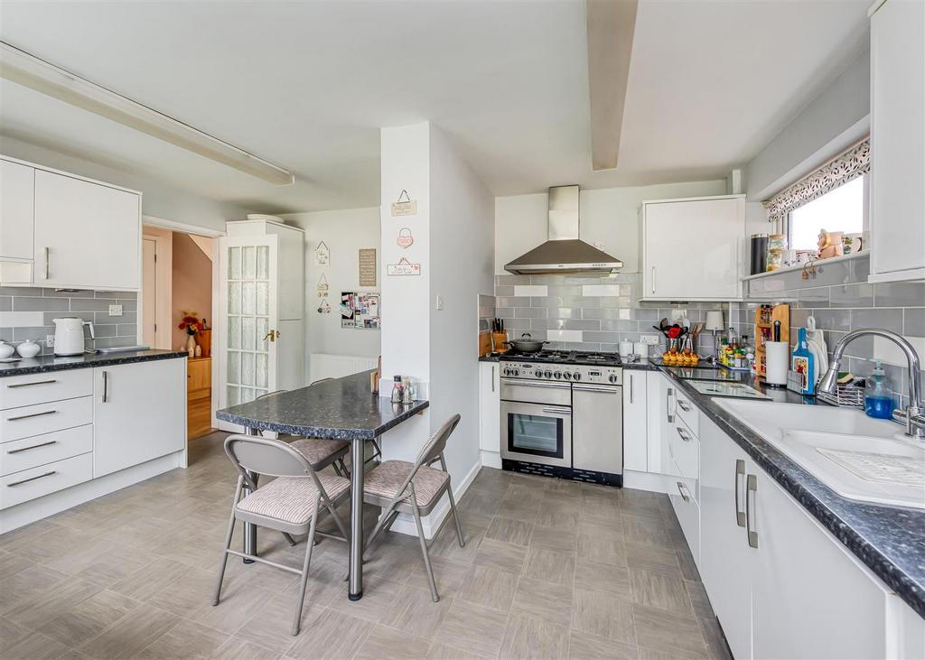 4 Rivendell Gardens-kitchen2.jpg