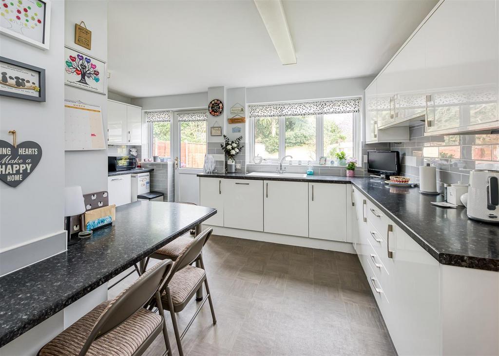 4 Rivendell Gardens-kitchen1.jpg