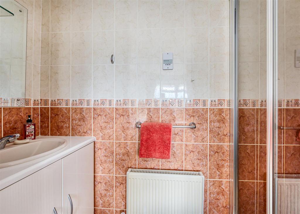 4 Rivendell Gardens-bed1 ensuite.jpg