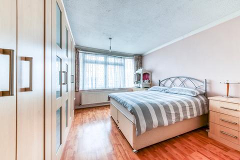 36 Caernarvon Close, Mitcham, CR4 1XD