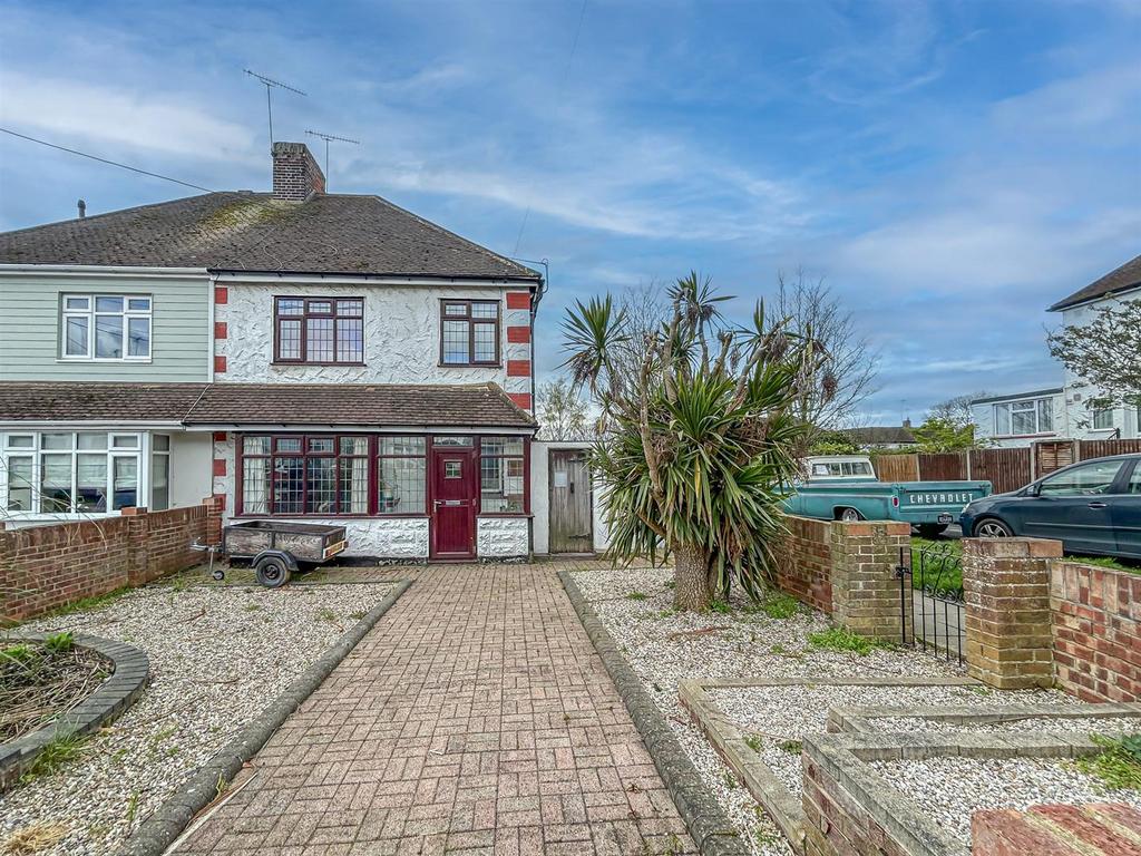 Daws Heath Road, Rayleigh SS6 3 bed semidetached house £475,000