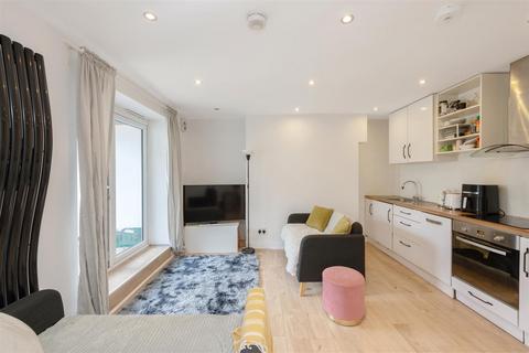 2 bedroom flat for sale, Ferndale Road, London, SW4