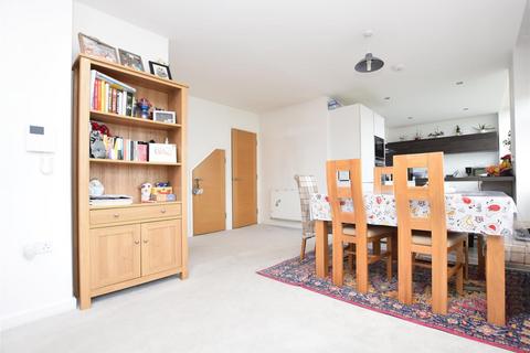 3 bedroom apartment to rent, Station Road, Hampton
