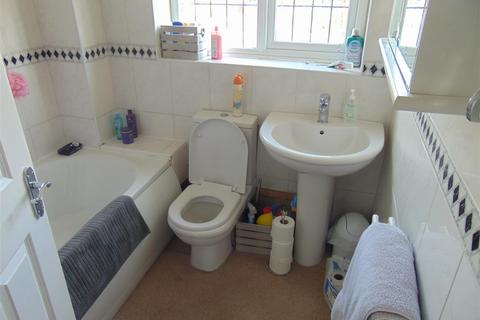 3 bedroom terraced house to rent, Scarborough Way, Slough