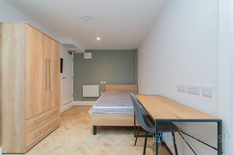 Studio to rent, Munden Street, London, W14