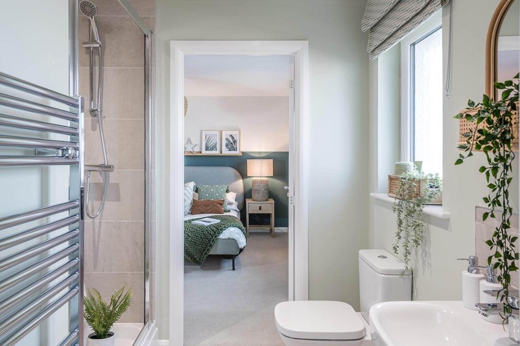 Jack & Jill en suite between bedrooms 2 and 3