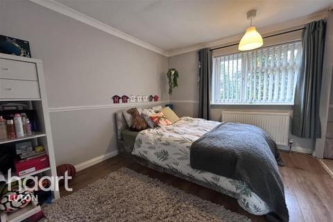 3 bedroom semi-detached house to rent, Bank Close, Luton