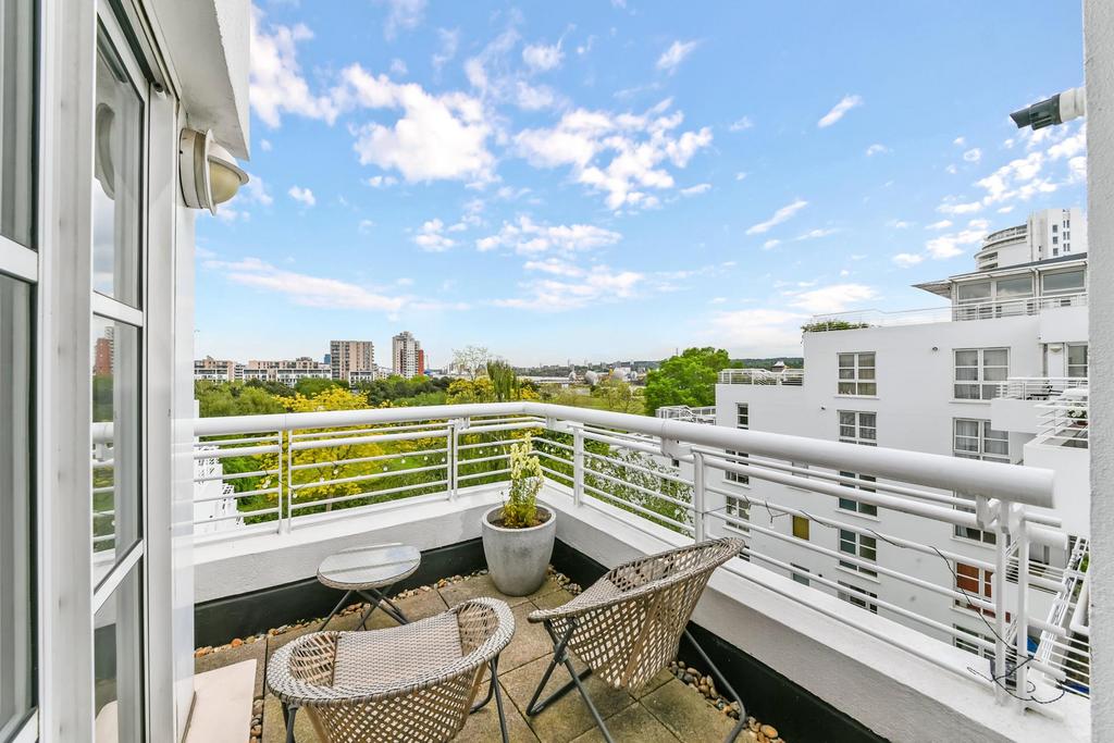 Barrier Point Road, London, E16 1 bed apartment to rent £1,746 pcm (£