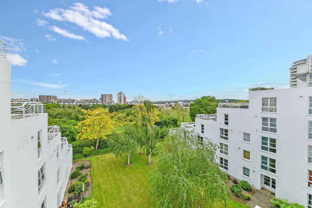 Barrier Point Road, London, E16 1 bed apartment to rent £1,746 pcm (£