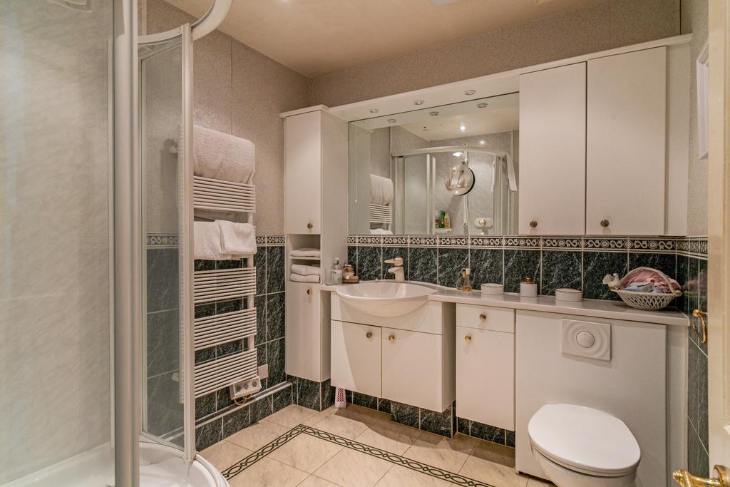 7 Sherborne House, Sherborne, GL54 3 DZ, for...